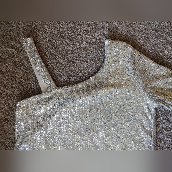 Cable & Gauge Glittering Sequin One Sleeve Top NWT - Picture 5 of 10